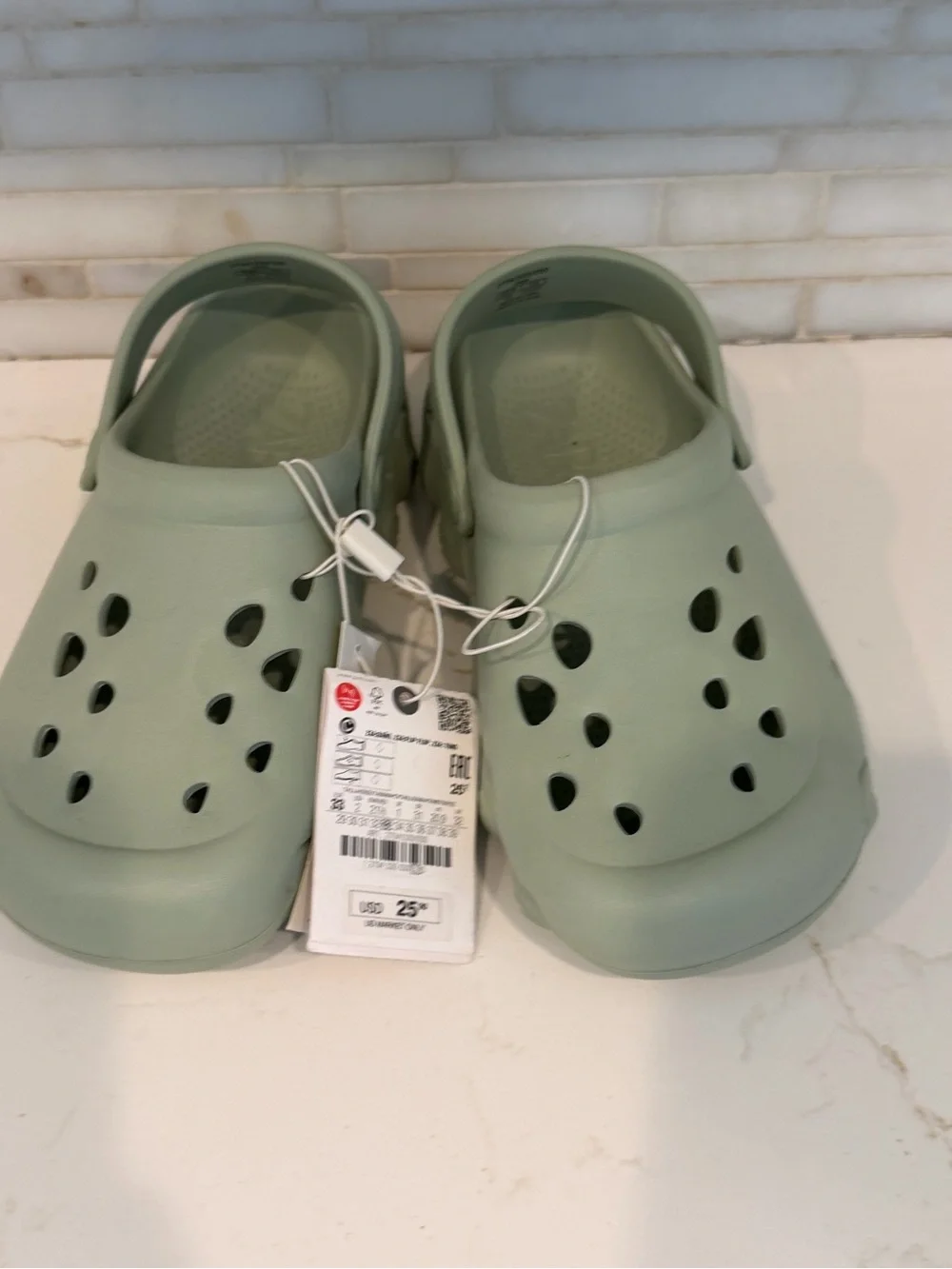 NWT Zara Kids Light Mint Green Clog Sandals - US size 1.5- 2